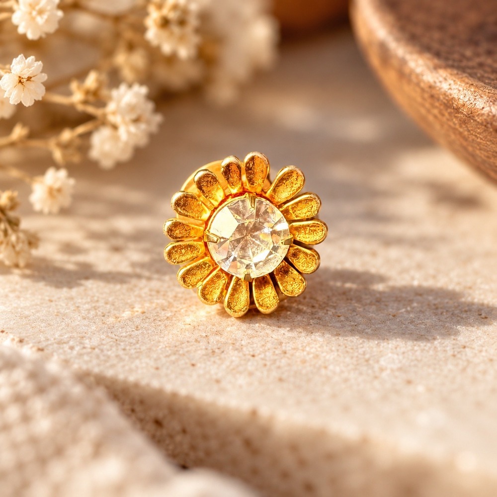 Vintage Gold Tone Daisy Flower Lapel Pin Clear Rhinestone Center 0.75 Inch